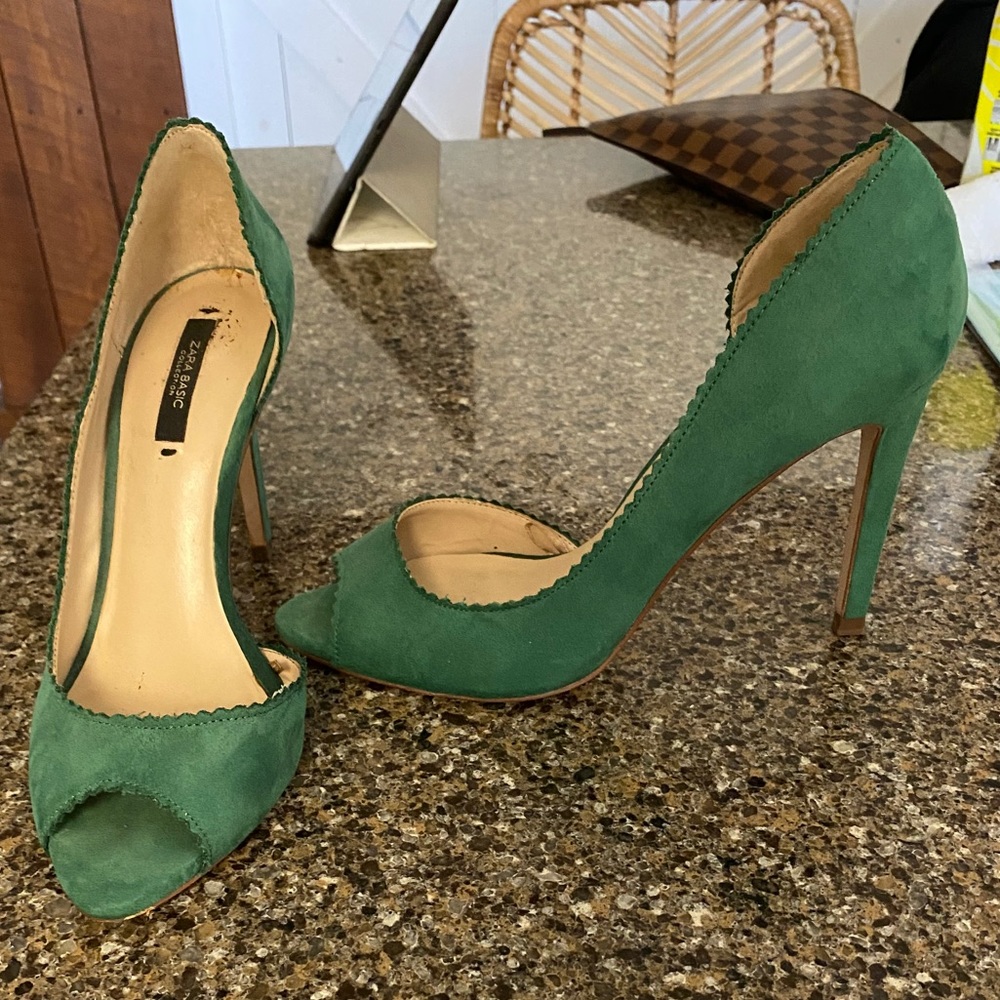 Green suede heels, scallop detail